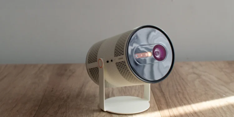 Projektor, który sam ogarnia ścianę. Samsung The Freestyle+ – recenzja
