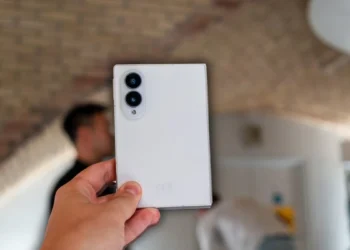 Dlaczego tylko 5000 mAh za 10 000 zł? Samsung tłumaczy
