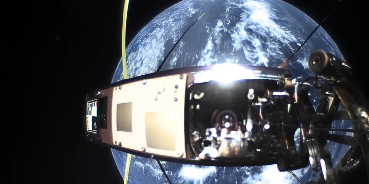 Satelita zrobił sobie selfie. Ma aparat z płynną soczewką