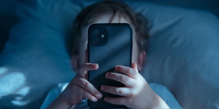 Szkoły żegnają smartfony, a młodszym się upiecze. Ministerstwo się tłumaczy