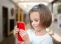 Telefon w kieszeni to wyrok na koncentrację ucznia. Zakazy w szkołach nic nie dadzą