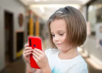 Telefon w kieszeni to wyrok na koncentrację ucznia. Zakazy w szkołach nic nie dadzą