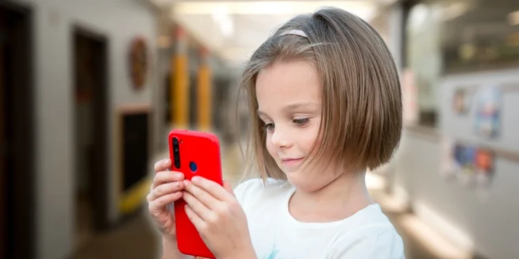 Telefon w kieszeni to wyrok na koncentrację ucznia. Zakazy w szkołach nic nie dadzą