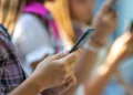 Uczeń nie odda telefonu nauczycielowi. Co wtedy może szkoła?