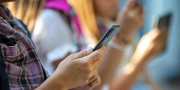 Uczeń nie odda telefonu nauczycielowi. Co wtedy może szkoła?