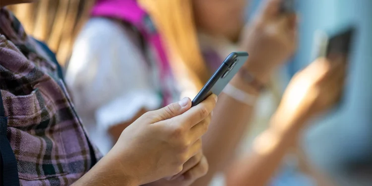Uczeń nie odda telefonu nauczycielowi. Co wtedy może szkoła?