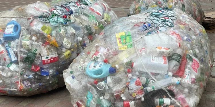 Butelkomat zamienili w kontener na śmieci. Polacy popełniają prosty błąd