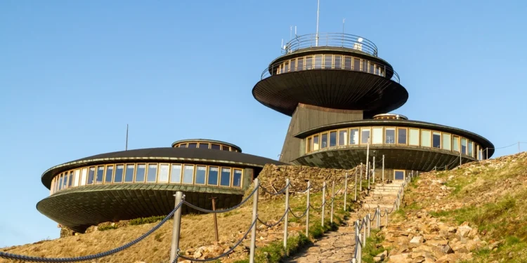 „Kosmiczne spodki” od lat niszczeją. Aż przykre, że dopiero teraz się za to biorą