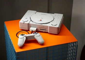 Lego odtworzyło kultowe PlayStation. W środku ukryto niespodziankę