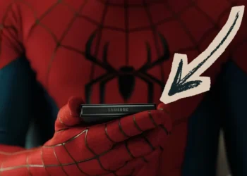 Skąd Spider-Man ma kasę na składany telefon? Czynsz nieopłacony, ale smartfon z górnej półki