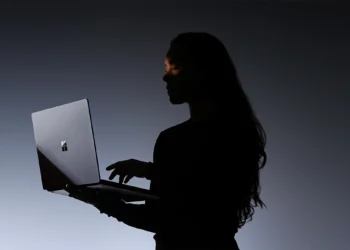 Microsoft stworzył własnego MacBooka Pro. Apple może się śmiać, ale to świetny ruch
