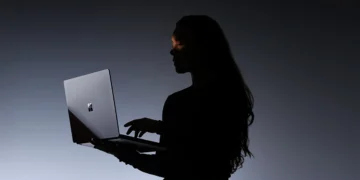 Microsoft stworzył własnego MacBooka Pro. Apple może się śmiać, ale to świetny ruch