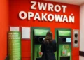 Rząd mówi o kolejkach do butelkomatów. Sklepom ma się zrobić głupio