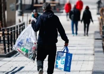 Polacy dorabiają na butelkach. Co czwarty schyla się po wyrzucone opakowania z kaucją