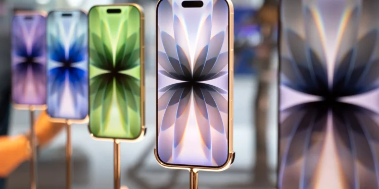 Sześć nowych iPhone'ów w jeden rok. Apple szykuje ofensywę, jakiej nie było