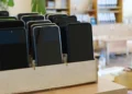 Rząd zakazał telefonów w szkołach. Nauczyciele pytają: „Mamy zaglądać do toalet?”