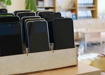 Rząd zakazał telefonów w szkołach. Nauczyciele pytają: „Mamy zaglądać do toalet?”