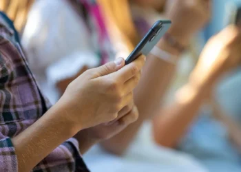 Koniec z telefonami w podstawówkach. Polacy czekali na ten ruch rządu