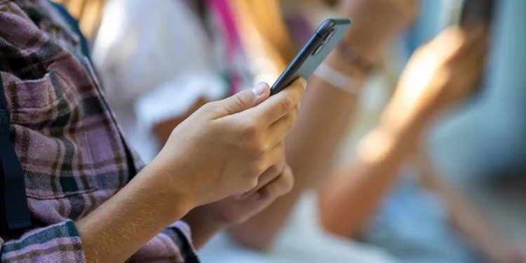 Koniec z telefonami w podstawówkach. Polacy czekali na ten ruch rządu
