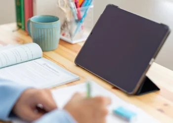 Polskie szkoły zakażą telefonów. Oni właśnie dali uczniom tablety