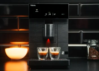 Kompaktowy ekspres, który potrafi zaskoczyć. Sprawdziłem Teka Barista Latte