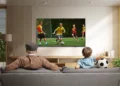 Telewizor dla seniora: mniej technologicznego popisu, więcej sensu