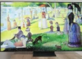 Ten telewizor chce zniknąć ze ściany. Ma się liczyć tylko piękno