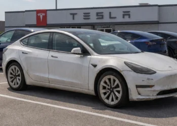 Musk przyznał, że władował w Tesle zbyt słabe komputery. „Groteska”