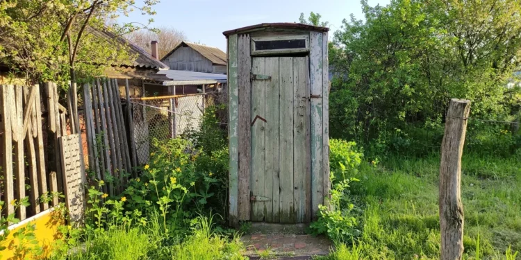 Wydali 300 tys. zł na toaletę, ciągle mają problemy. „Sławojka lepsza”