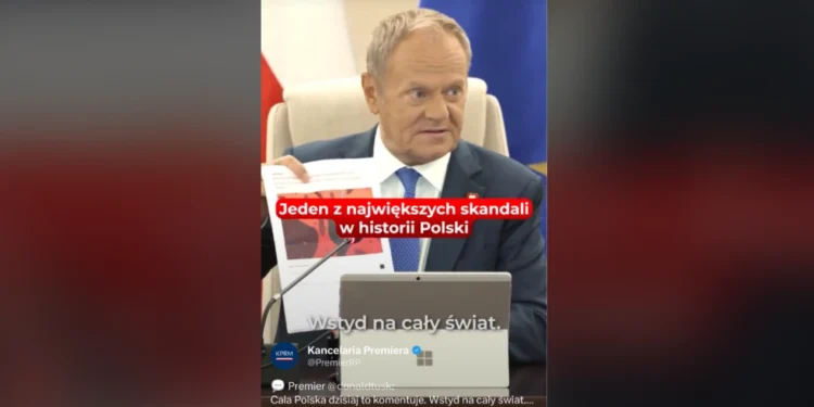 Premier Polski macha kartką. Widać na niej biedę