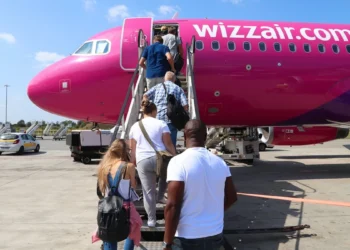 Wizz Air kończy z trybem samolotowym. Tanie linie odpalają internet od Muska