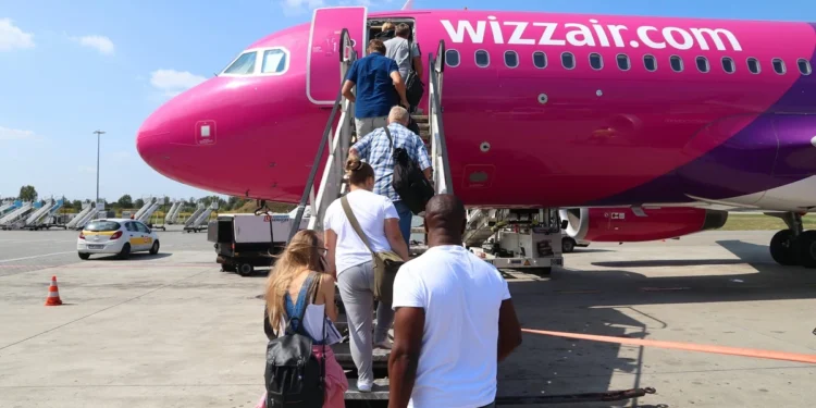 Wizz Air kończy z trybem samolotowym. Tanie linie odpalają internet od Muska