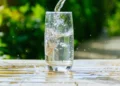 Darmowa woda pachnie restauratorowi komuną. A ja wyczuwam absurd 