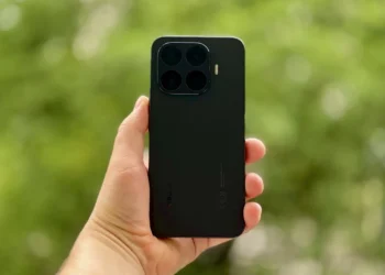 Smartfon do zdjęć od trzech koła w górę. Z hulajnogą albo robotem