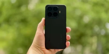 Smartfon do zdjęć od trzech koła w górę. Z hulajnogą albo robotem