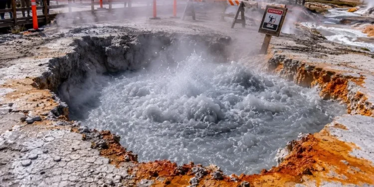 Ziemia w Yellowstone nagle pękła. Powstało wrzące jacuzzi