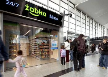 Żabka już na lotnisku. Do samolotu weźmiesz kanapkę i sushi