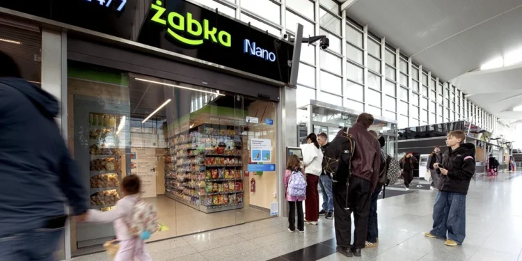 Żabka już na lotnisku. Do samolotu weźmiesz kanapkę i sushi