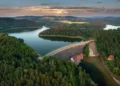 Polskie jezioro znika z mapy. Spuszczają wodę, wszyscy patrzą na dno