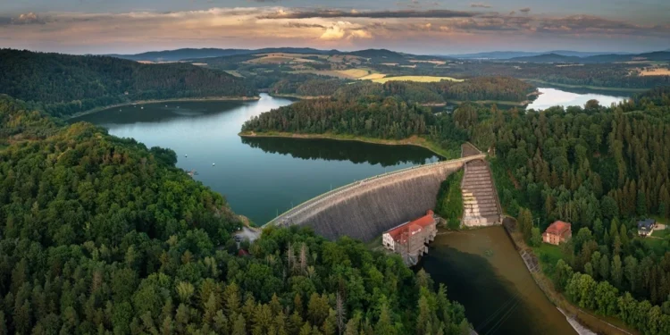 Polskie jezioro znika z mapy. Spuszczają wodę, wszyscy patrzą na dno