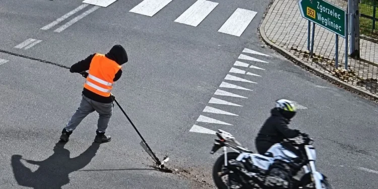 Udawali fachowców, a robili skok na miedź. „Wytargali kabel już z połowy miasta”