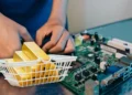 Elektrośmieci są pełne złota. Można go odzyskać prądem