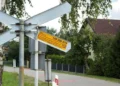 Widzisz żółtą naklejkę na przejeździe? Tego lata zatrzymała 91 pociągów